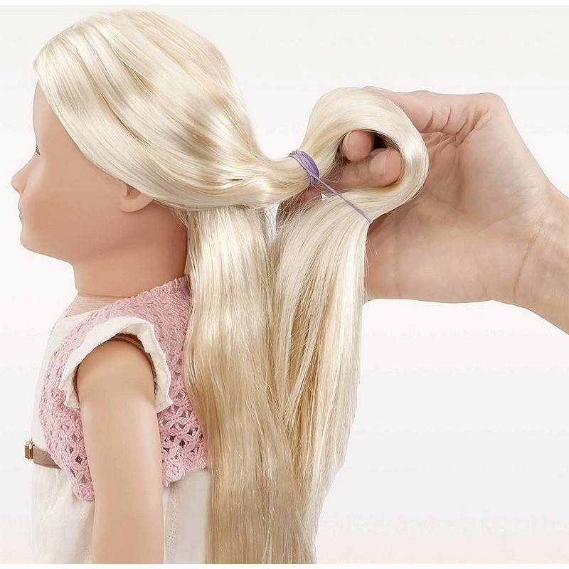 poupée avec des cheveux