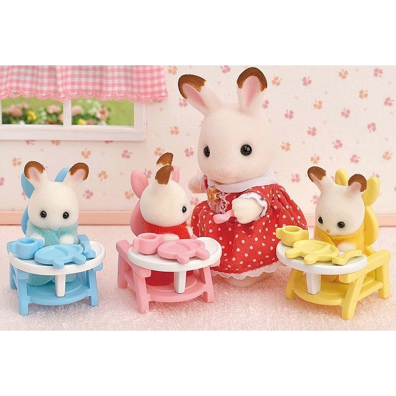 Sylvanian Families Les triplés Lapin Chocolat et accessoires puériculture